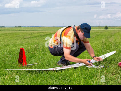 Der Mensch macht die Montage RC Segelflugzeug Stockfoto