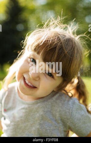 Kleines Mädchen im park Stockfoto