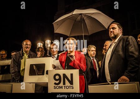 Barcelona, Katalonien, Spanien. 13. Oktober 2015. In Begleitung von Mitgliedern der verschiedenen zivilen Gruppen und Parteien zu Gunsten der das "Recht zu entscheiden", ADA COLAU, Bürgermeisterin von Barcelona, liest ein Manifest gegen die Vorwürfe der Mitglieder der katalanischen Regierung für Ungehorsam in Verbindung mit der "Referendum" über die Unabhängigkeit Kataloniens am 9. November 2014, bekannt als '9N' Credit: Matthias Oesterle/ZUMA Draht/Alamy Live News Stockfoto