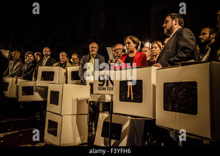 Barcelona, Katalonien, Spanien. 13. Oktober 2015. In Begleitung von Mitgliedern der verschiedenen zivilen Gruppen und Parteien zu Gunsten der das "Recht zu entscheiden", ADA COLAU, Bürgermeisterin von Barcelona, liest ein Manifest gegen die Vorwürfe der Mitglieder der katalanischen Regierung für Ungehorsam in Verbindung mit der "Referendum" über die Unabhängigkeit Kataloniens am 9. November 2014, bekannt als '9N' Credit: Matthias Oesterle/ZUMA Draht/Alamy Live News Stockfoto