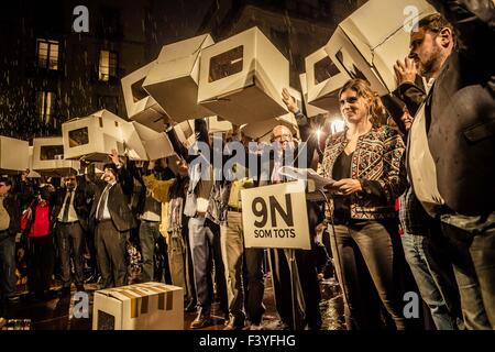 Barcelona, Katalonien, Spanien. 13. Oktober 2015. In Begleitung von Mitgliedern der verschiedenen zivilen Gruppen und Parteien zu Gunsten der das "Recht zu entscheiden", ORIOL JUNQUERAS (R), Präsident des Europäischen Forschungsrates, hebt eine Urne aus Protest gegen die Vorwürfe der Mitglieder der katalanischen Regierung für Ungehorsam in Verbindung mit der "Referendum" über die Unabhängigkeit Kataloniens am 9. November 2014, bekannt als '9N' Credit: Matthias Oesterle/ZUMA Draht/Alamy Live News Stockfoto