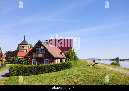 Häuser auf dem Deich, Wahrenberg, Sachsen-Anhalt Stockfoto