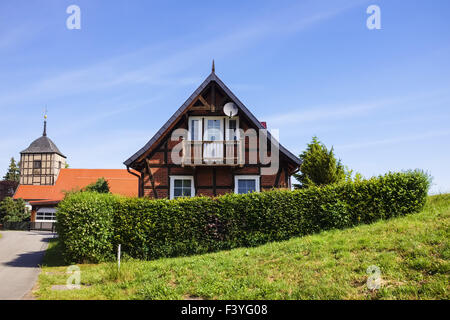 Häuser auf dem Deich, Wahrenberg, Sachsen-Anhalt Stockfoto