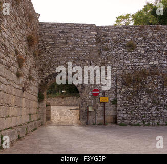 Blick auf den Eingang des punischen Festung namens Porta Spada in Erice, Trapani. Sizilien Stockfoto