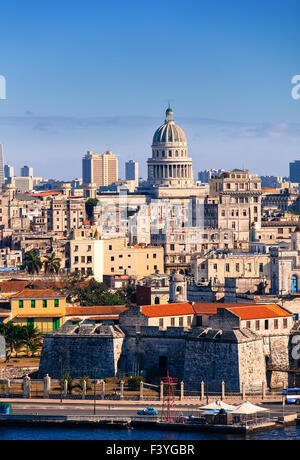 Havanna. Blick auf die Altstadt durch eine Bucht Stockfoto