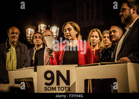 Barcelona, Katalonien, Spanien. 13. Oktober 2015. In Begleitung von Mitgliedern der verschiedenen zivilen Gruppen und Parteien zu Gunsten der das "Recht zu entscheiden", ADA COLAU, Bürgermeisterin von Barcelona, liest ein Manifest gegen die Vorwürfe der Mitglieder der katalanischen Regierung für Ungehorsam in Verbindung mit der "Referendum" über die Unabhängigkeit Kataloniens am 9. November 2014, bekannt als '9N' Credit: Matthias Oesterle/ZUMA Draht/Alamy Live News Stockfoto