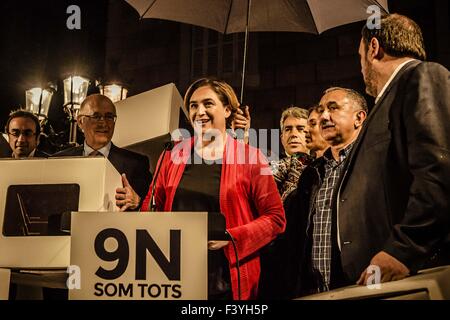 Barcelona, Katalonien, Spanien. 13. Oktober 2015. In Begleitung von Mitgliedern der verschiedenen zivilen Gruppen und Parteien zu Gunsten der das "Recht zu entscheiden", ADA COLAU, Bürgermeisterin von Barcelona, liest ein Manifest gegen die Vorwürfe der Mitglieder der katalanischen Regierung für Ungehorsam in Verbindung mit der "Referendum" über die Unabhängigkeit Kataloniens am 9. November 2014, bekannt als '9N' Credit: Matthias Oesterle/ZUMA Draht/Alamy Live News Stockfoto