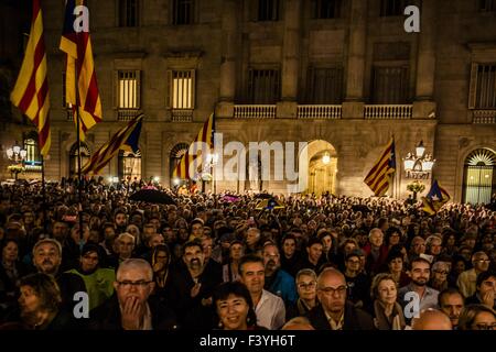 Barcelona, Katalonien, Spanien. 13. Oktober 2015. Ein paar tausend Demonstranten versammeln sich an Barcelonas St. Jaume Platz gegen die Anschuldigungen der Mitglieder der katalanischen Regierung für Ungehorsam in Verbindung mit der "Referendum" über die Unabhängigkeit Kataloniens am 9. November 2014, bekannt als '9N' Credit zu demonstrieren: Matthias Oesterle/ZUMA Draht/Alamy Live News Stockfoto