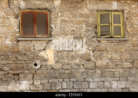 Alte Fenster in Vintage Wand gesperrt Stockfoto