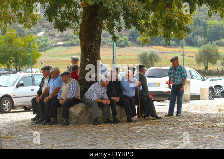 Arrimal, Portugal, 2. Oktober 2015.  Ältere Männer Chat außerhalb der Kirche am Arrimal während einer Messe Samstag. Rundgang durch das Dorf Arrimal in Zentral Nord-Portugal. Bildnachweis: David Mbiyu / Alamy Live News Stockfoto