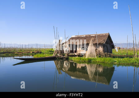 Strohgedeckte Hütte in schwimmenden Gärten, Inle-See Stockfoto