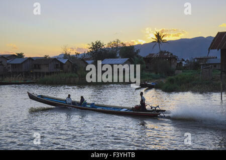 Longboat am Kanal zum Inle See, Nyaung Shwe Stockfoto