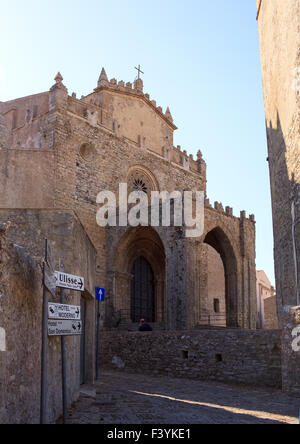 ERICE, Italien - AUGUST 05: Ansicht der Duomo Assunta, Mutter von Erice Trapani auf 5. August 2015 Stockfoto