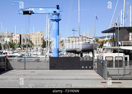 Port Vell bietet reizvolle verschiedenste interessante Chancen, Marina, Seilbahn und Einkaufszentrum Maremagnum. Stockfoto