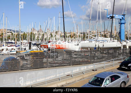 Port Vell bietet reizvolle verschiedenste interessante Chancen, Marina, Seilbahn und Einkaufszentrum Maremagnum. Stockfoto