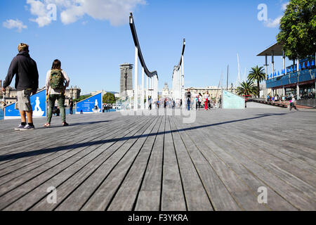 Port Vell bietet reizvolle verschiedenste interessante Chancen, Marina, Seilbahn und Einkaufszentrum Maremagnum. Stockfoto