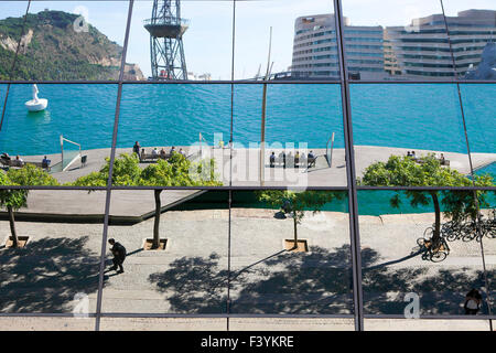 Port Vell bietet reizvolle verschiedenste interessante Chancen, Marina, Seilbahn und Einkaufszentrum Maremagnum. Stockfoto