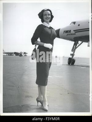 24. Februar 1962 - Idlewild Airport, N.Y., 18. April üppige Sängerin und Schauspielerin Kitty Dolan, 20 Jahre alt, besticht durch ihr Frühlingsoutfit, bevor sie Einen TWA Jetstream nach Los Angeles besteigt. The Pearl River, N.Y., Entertainer wird auf unbestimmte Zeit an der Küste sein. © Keystone Pictures USA/ZUMAPRESS.com/Alamy Live News Stockfoto