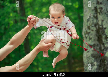 Baby in ukrainischen Folk Kleid Vyshyvanka Stockfoto