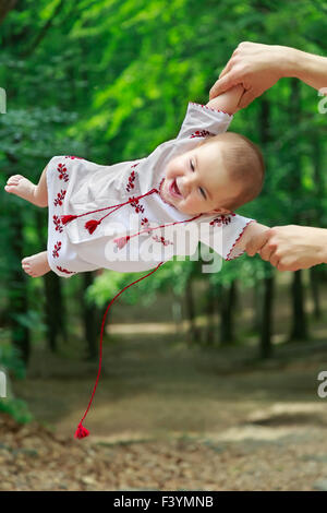 Baby in ukrainischen Folk Kleid Vyshyvanka Stockfoto