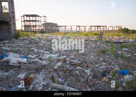 Industriegebäude und Müll herum geworfen Stockfoto