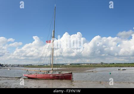 Roten Yacht bei Ebbe Stockfoto