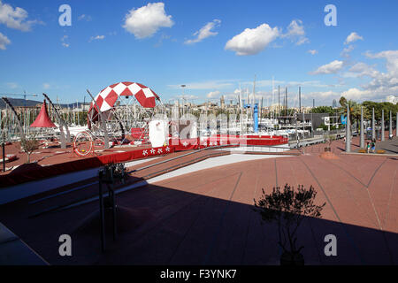 Port Vell bietet reizvolle verschiedenste interessante Chancen, Marina, Seilbahn und Einkaufszentrum Maremagnum. Stockfoto