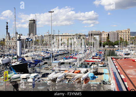 Port Vell bietet reizvolle verschiedenste interessante Chancen, Marina, Seilbahn und Einkaufszentrum Maremagnum. Stockfoto