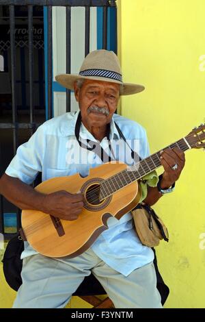 Alten kubanischen Musiker spielt akustische Gitarrensolo an einer Straßenecke in Alt-Havanna-Kuba Stockfoto