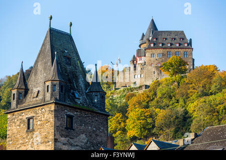 Burg Stahleck, Bacharach Dorf, heute eine Jugendherberge, oberen mittleren Rheintal, Deutschland Stockfoto