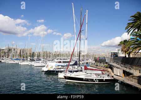 Port Vell bietet reizvolle verschiedenste interessante Chancen, Marina, Seilbahn und Einkaufszentrum Maremagnum. Stockfoto