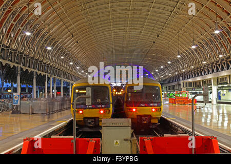 Zwei Serien 165 Diesel Triebwagen (Turbo) Nummern 131 1nd 132 festgemacht in Plattformen, 10 und 11 an der Paddington station Stockfoto