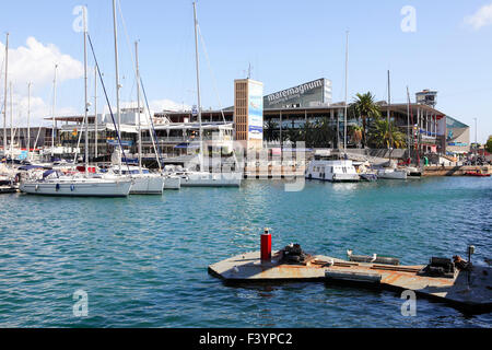 Port Vell bietet reizvolle verschiedenste interessante Chancen, Marina, Seilbahn und Einkaufszentrum Maremagnum. Stockfoto