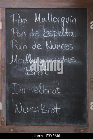 Brot-Tafel in Deutsch und Mallorquin Stockfoto