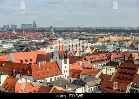 Rote Ziegeldächer im Zentrum von München Stockfoto