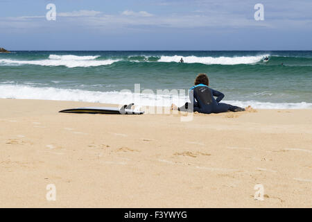 Surfer am Strand Porto Campana in Chia Stockfoto