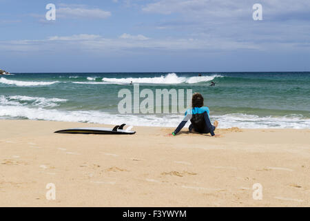 Surfer am Strand Porto Campana in Chia Stockfoto