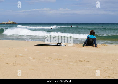 Surfer am Strand Porto Campana in Chia Stockfoto