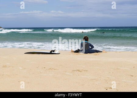 Surfer am Strand Porto Campana in Chia Stockfoto