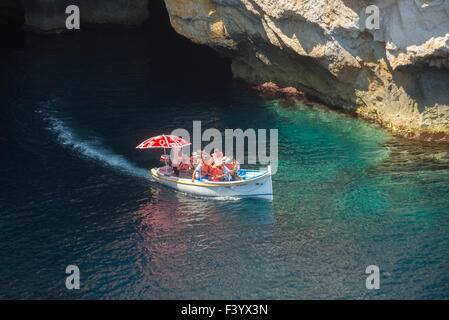 Touristenboot Besichtigung der blauen Grotte Sehenswürdigkeit Malta. Stockfoto