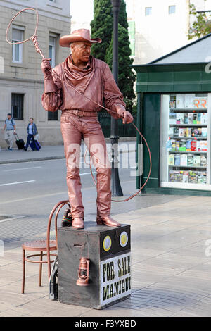 Straßenkünstler und Touristen schmücken diese beliebten Ort, der La Rambla oder die Rambles in Barcelona, Spanien. Stockfoto