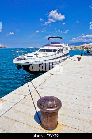 Dock-Yacht am Poller festmachen Stockfoto