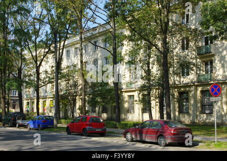 Nowa Huta, Stadtteil von Krakau. Komplexe Osiedle Stalowe, Baujahr 1954-56. Wohngebäude auf der Orkana-Straße. Stockfoto