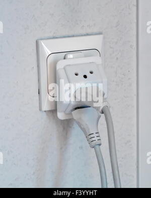 Mehrere elektrische Stecker in Steckdose Stockfoto