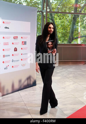 Frankfurt. 13. Oktober 2015. Conchita Wurst stellt mit seinem Buch auf dem roten Teppich vor der Eröffnungsfeier der 2015 Frankfurter Buchmesse in Frankfurt, Deutschland am 13. Oktober 2015. Bildnachweis: Luo Huanhuan/Xinhua/Alamy Live-Nachrichten Stockfoto