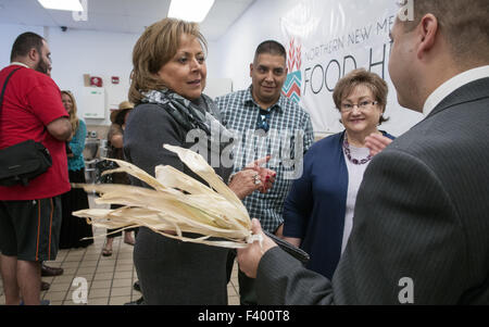 USA. 13. Oktober 2015. Besichtigen Sie von links gov Susana Martinez zusammen mit Rio Arriba County Commission Chairman Barney Trujillo, Espanola Bürgermeister Alice Lucero und Roger Gonzales, mit Siete del Norte, den neuen nördlichen New Mexico Essen-Hub der Sostenga Küche in Espanola, Dienstag, 13. Oktober 2015. Die neuen nördlichen New Mexico Essen Hub Großküche wird von Landwirten und Essen Entrpreneurs verwendet werden. © Eddie Moore/Albuquerque Journal/ZUMA Draht/Alamy Live-Nachrichten Stockfoto