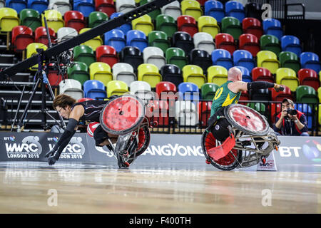 Australien besiegten Japan 65-62 bei Welt Rollstuhl Rugby-Challanege am Coperbox, Queen Elizabeth Park, London, UK. Japan Nr. 7 Ikezaki und Australien Nr. 10, Chris Bond beide fallen. 13. Oktober 2015. Copyright Carol Moir/Alamy live-Nachrichten. Stockfoto