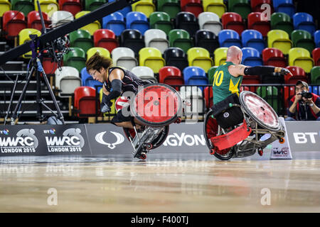 Australien besiegten Japan 65-62 bei Welt Rollstuhl Rugby-Challanege am Coperbox, Queen Elizabeth Park, London, UK. Japan Nr. 7 Ikezaki und Australien Nr. 10, Chris Bond beide fallen.  13. Oktober 2015. Copyright Carol Moir/Alamy live-Nachrichten. Stockfoto