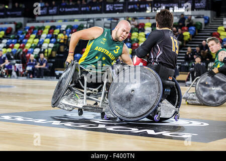 Australien besiegten Japan 65-62 bei Welt Rollstuhl Rugby-Challanege am Coperbox, Queen Elizabeth Park, London, UK. Australien 3 Batt befasst sich mit Japan 13 Shimakawa. 13. Oktober 2015. Copyright Carol Moir/Alamy live-Nachrichten. Stockfoto