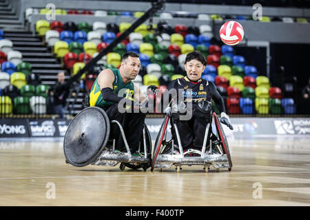 Australien besiegten Japan 65-62 bei Welt Rollstuhl Rugby-Challanege am Coperbox, Queen Elizabeth Park, London, UK.  Nr. 6 Japan Kanno und Australien 13 Carr jagen den Ball. 13. Oktober 2015. Copyright Carol Moir/Alamy live-Nachrichten. Stockfoto